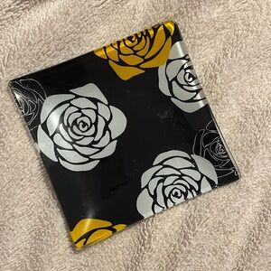 Glassware dish with roses